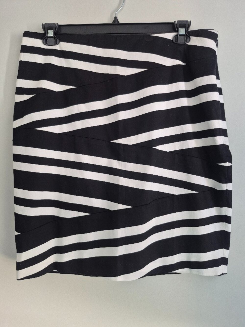 White House Black Market Diagonal Stripe Pencil Skirt – Black & White – Size 14